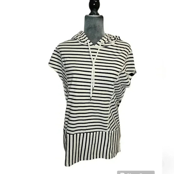 Urban Daisy Blouse S NWT - Picture 2 of 7